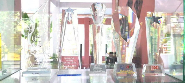 Nhiều cúp lưu niệm được Phi Hùng đặt ở một góc trang trọng trong nhà. Ảnh: Người đưa tin