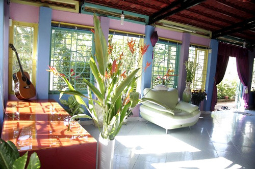 Thiết kế nhiều cửa nên căn nhà luôn tràn ngập ánh sáng và nắng gió tự nhiên. Ảnh: Người đưa tin
