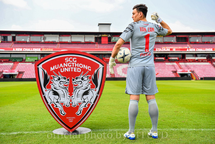 Trước Quang Hải, thủ môn Đặng Văn Lâm từng có thời gian khoác áo Muangthong United. Ảnh: Dân Việt