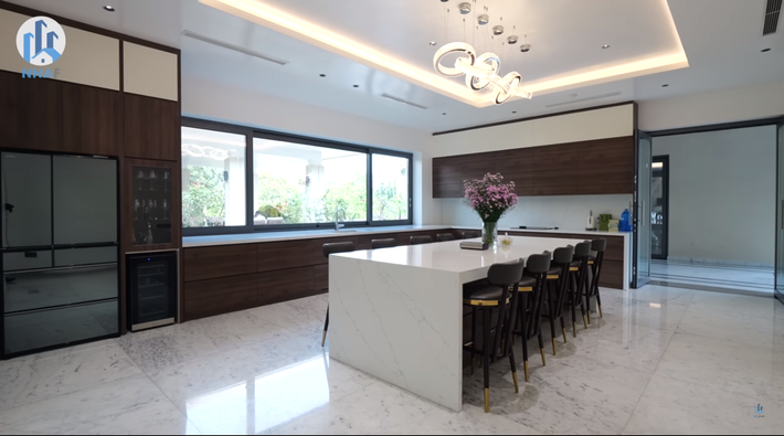 Phòng bếp rộng rãi với gam màu sáng chủ đạo.
