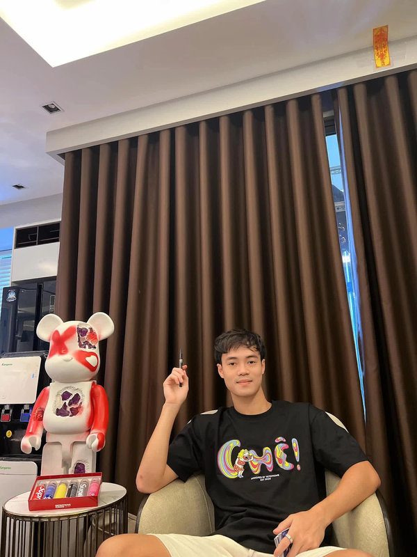 Cầu thủ quê Hải Dương còn trang trí căn hộ bằng những món đồ đắt tiền, nổi bật nhất là bộ đồ chơi mô hình Bearbrick có giá khoảng 320 triệu đồng. Ảnh: FBNV