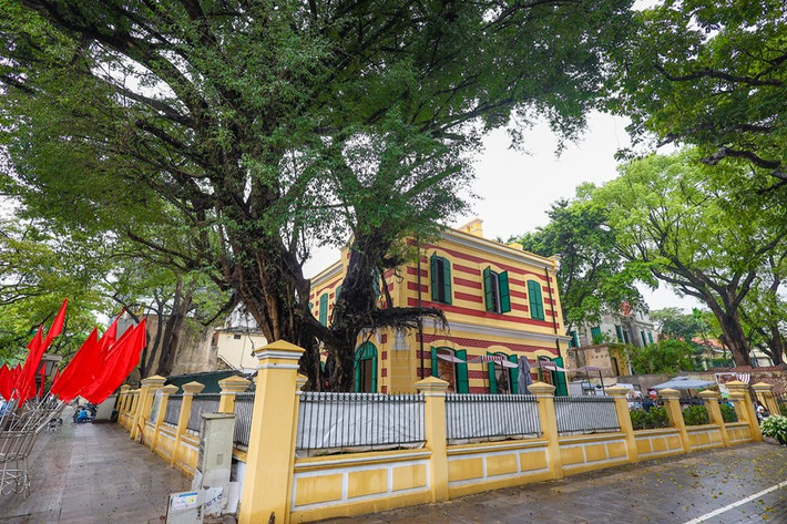 Sau 1 năm trùng tu, căn biệt thự đã hoàn thành tu bổ toàn bộ kiến trúc bên ngoài. Ảnh: Vietnam+