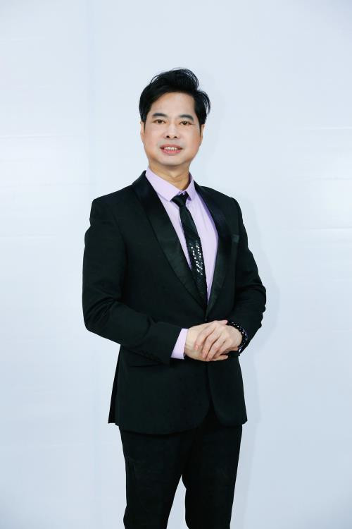 Ngọc Sơn là cái tên quen thuộc trong làng ca nhạc Việt từ thập niên 90. Hơn 30 năm hoạt động nghệ thuật, ở tuổi 54, "Ông hoàng nhạc sến" Ngọc Sơn vẫn duy trì được sức hút riêng. Ảnh: Baotintuc