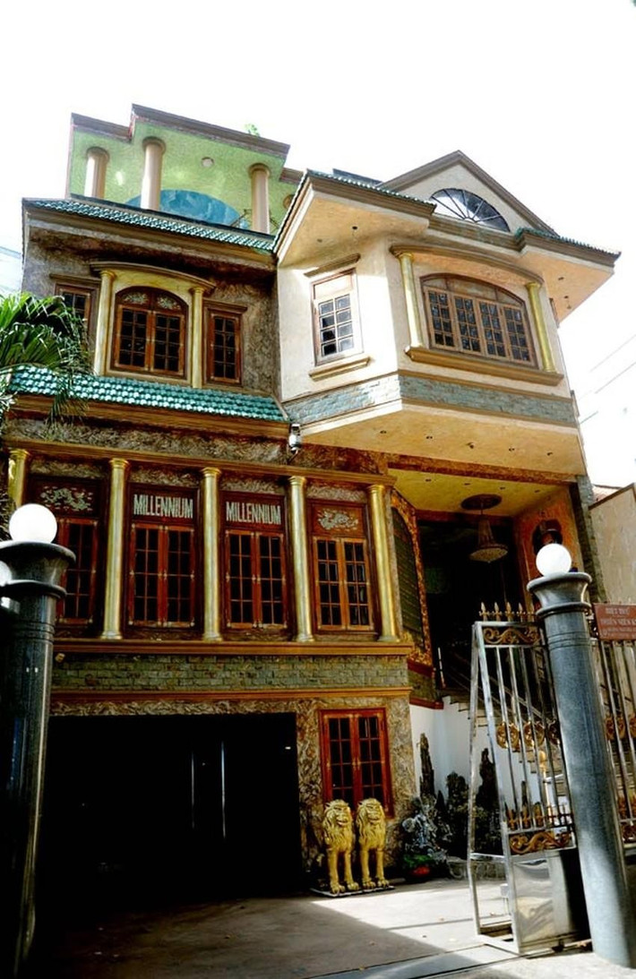 Biệt thự của Ngọc Sơn gây ấn tượng với lối kiến trúc riêng. Từ bên ngoài nhìn vào, nhiều người không khỏi choáng ngợp bởi độ hoành tráng. Ảnh: Plo