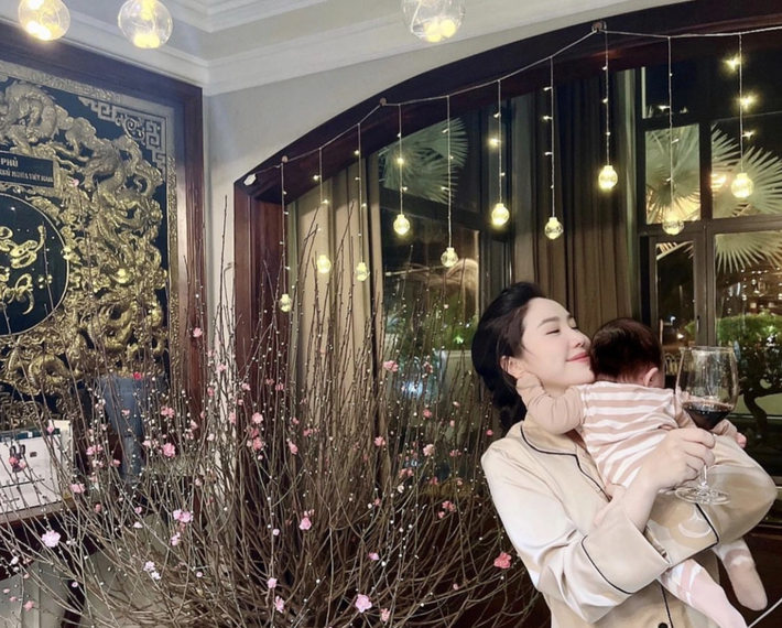 Vào dịp Tết, Bảo Thy trang trí nhà bằng cành đào lớn.