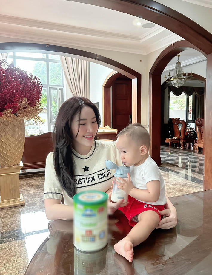 Phòng khách sang trọng, được bài trí nhiều đồ gỗ có giá trị.
