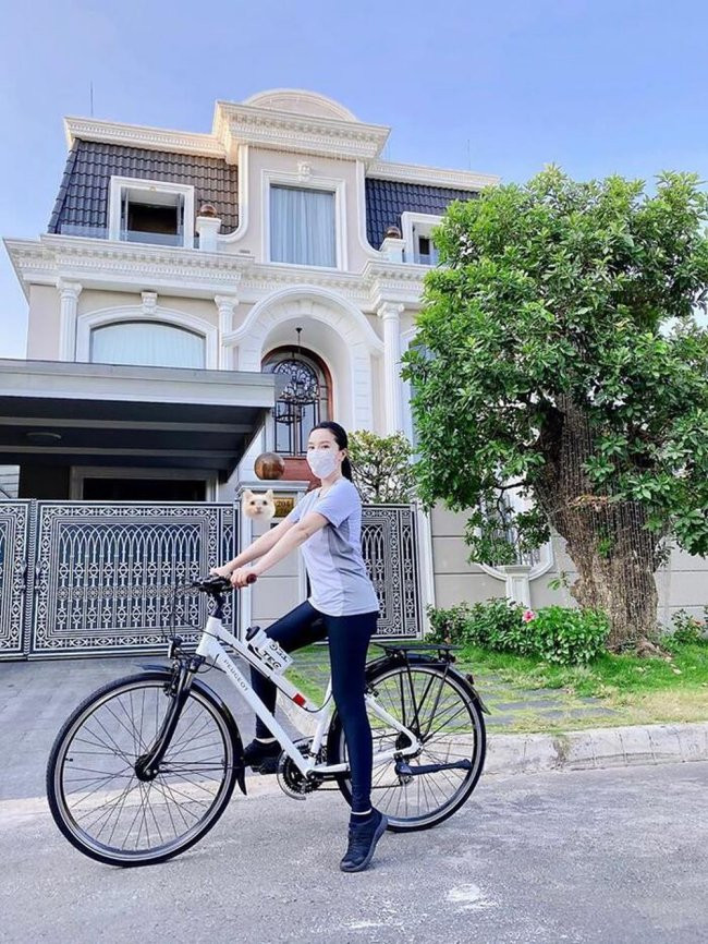 Qua một số hình ảnh đăng tải, công chúng phần nào thấy được cơ ngơi đồ sộ của vợ chồng Bảo Thy.