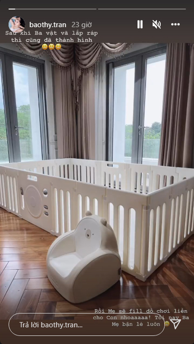 Nhà sử dụng nhiều cửa kính lớn hiện đại, đảm bảo ánh sáng tự nhiên.