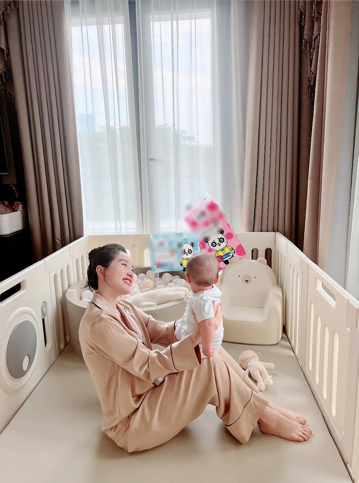 Đặc biệt, con trai Bảo Thy cũng có không gian tiện nghi riêng.