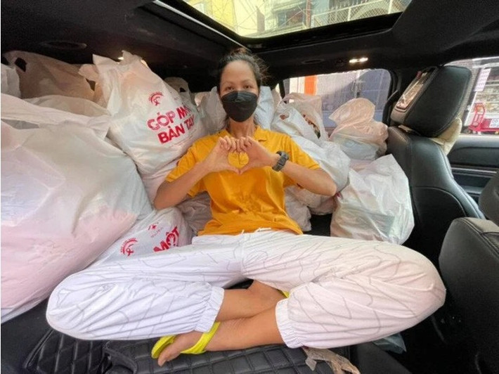 Tuy nhiên, vì nhu cầu công việc, H'Hen Niê vẫn thường sử dụng xế hộp cho các buổi đi sự kiện. Trong thời gian tham gia chống dịch ở TP HCM, nàng hậu sử dụng chiếc Ford Explorer để vận chuyển hàng hóa cho bà con. Ảnh: FBNV