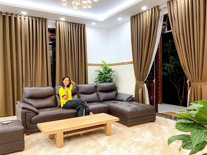 H’Hen Niê từng chi tới 2,5 tỷ để xây lại căn nhà cũ của ba mẹ thành biệt thự bề thế, chưa tính đến tiền nội thất. Ảnh: Vietnamnet