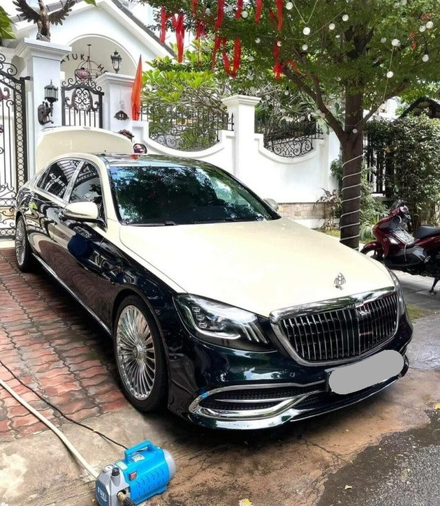 Trong gara của doanh nhân Nguyễn Quốc Vũ có đầy đủ những thương hiệu siêu xe, xe sang tên tuổi như Lamborghini Huracan LP610-4, Mercedes-AMG G 63, Porsche Panamera, Rolls-Royce... Ước tính, tổng giá trị dàn xe của anh có thể chạm ngưỡng 200 tỷ đồng. Ảnh: FBNV