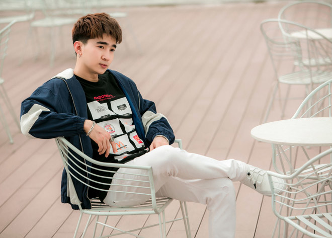 Tên tuổi của ca sĩ Chi Dân gắn liền với những hản hít như: "Điều anh biết", "Làm vợ anh nhé"...Dù không xuất hiện nhiều trên các phương tiện truyền thông nhưng nam ca sĩ vẫn sở hữu một lượng fan nhất định.