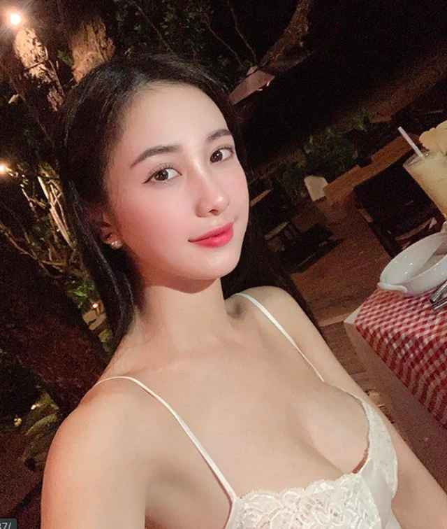 Gái xinh Jun Vũ có bước "lột xác" ngoạn mục về phong cách. Từ "hot girl trà sữa" vạn người mê, cô nàng chuyển mình trở thành "nữ hoàng bikini" gợi cảm.