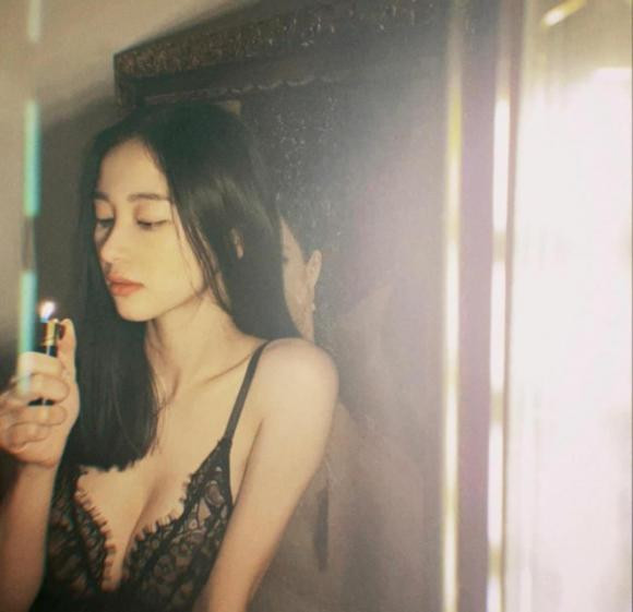 Tất nhiên, sự biến đổi này cũng kéo những ý kiến trái chiều. Có người chê bai việc Jun Vũ gợi cảm. Số khác lại khẳng định với người của công chúng làm mới mình là điều cần thiết.