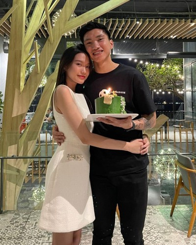 Màn tương tác qua lại của đôi trai tài - gái sắc này làm ai nấy cũng bật cười vì vừa hài hước lại vừa đáng yêu.