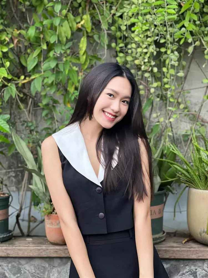 Khoảnh khắc ghi lại, bạn gái Đoàn Văn Hậu diện chiếc đầm đen, xõa tóc, nở nụ cười tươi hướng về phía ống kính máy ảnh. Kèm theo đó, cô không quên động viên bản thân hãy luôn vui vẻ, yêu đời.