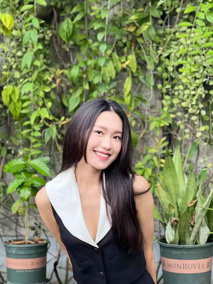 Ngoài khoảnh khắc yêu đương ngọt ngào, những bức hình riêng lẻ của Đoàn Văn Hậu và Doãn Hải My cũng nhận về sự quan tâm lớn. Điển hình mới nhất trên trang cá nhân, Top 10 Hoa Hậu Việt Nam đã khoe sắc vóc xinh đẹp trong bộ ảnh mới.
