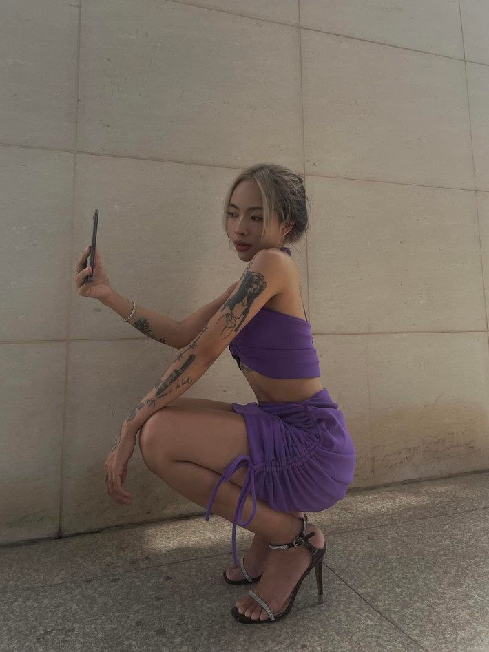 Sau khi kết hôn và sinh con, Như Foxie và chồng sang Thái Lan lập nghiệp. Vì mới sinh vài tháng, cô nàng chưa thể đi làm nên chồng cô là người gánh trách nhiệm về kinh tế với công việc marketing nên rất bận rộn.