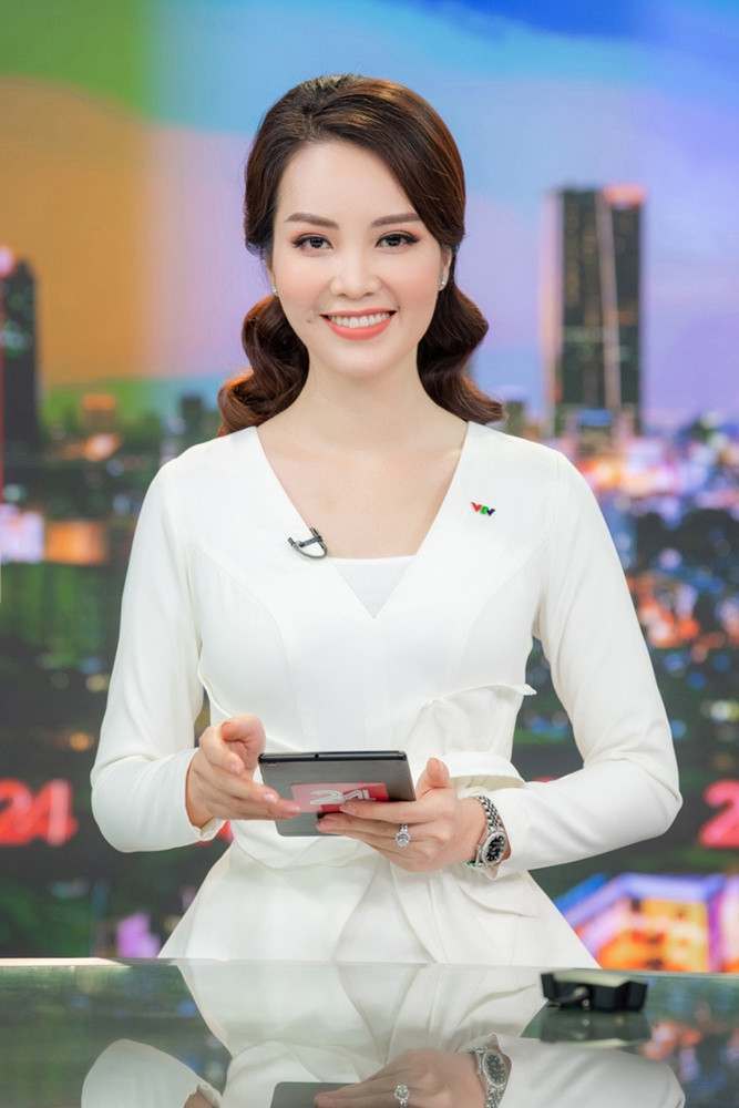 Thụy Vân không chọn bước chân vào làng giải trí mà tiếp tục gắn bó với nghề MC sau khi đăng quang ngôi vị Á hậu 2 tại cuộc thi Hoa hậu Việt Nam 2008.