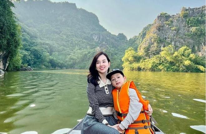 Sau đó, cựu hot girl Hà thành một thời dần lấy lại cân bằng trở về cuộc sống đời thường, ít chia sẻ chuyện cũ, không than vãn hay trách móc mà chỉ chia sẻ những điểm tích cực trong cuộc sống bên con trai Khoai Tây.