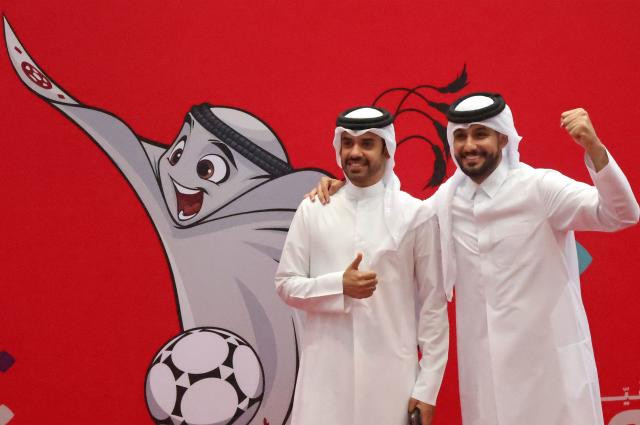 Sau khi được ra mắt, linh vật World Cup 2022 - La'eeb thu hút được sự chú ý và thích thú của những người dân Qatar và khách du lịch.