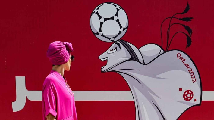 Trong video giới thiệu, La'eeb đã tham dự mọi giải đấu FIFA World Cup trước đây và đã góp phần tạo nên một số khoảnh khắc nổi tiếng nhất trong lịch sử bóng đá, bao gồm một số bàn thắng mang tính biểu tượng.