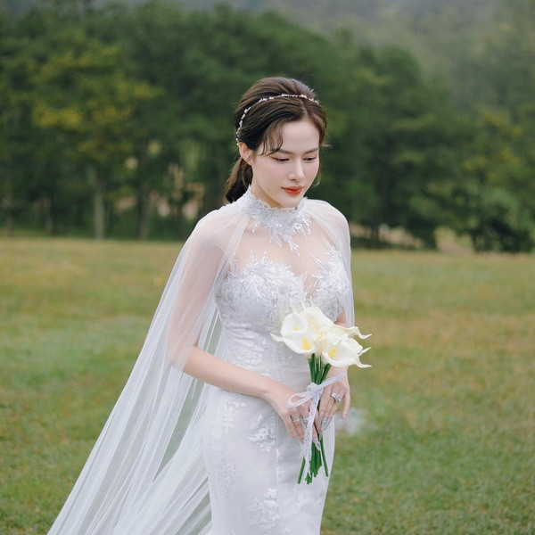 Trước nhiều câu hỏi của độc giả về màn “lột xác” ngoạn mục này, Kem Kani tiết lộ rằng cô đã trùng tu một số bộ phận trên gương mặt, như gọt cằm và nâng mũi.