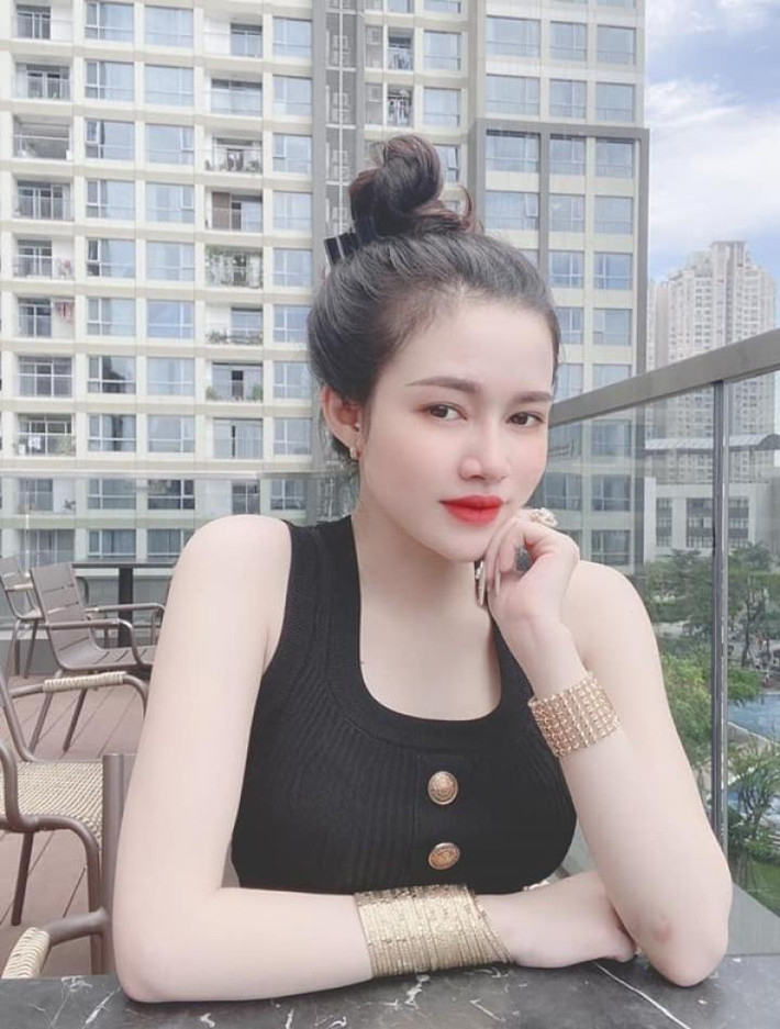Không những vậy, Kem Kabi cũng tiết lộ đã trùng tu nhan sắc lần thứ hai cho phù hợp với mong muốn của bản thân. Có thể thấy, hiện tượng mạng là một cô nàng vô cùng thức thời, hiểu được bản thân muốn gì, biết thay đổi ngoại hình để luôn xinh đẹp mỗi khi xuất hiện.