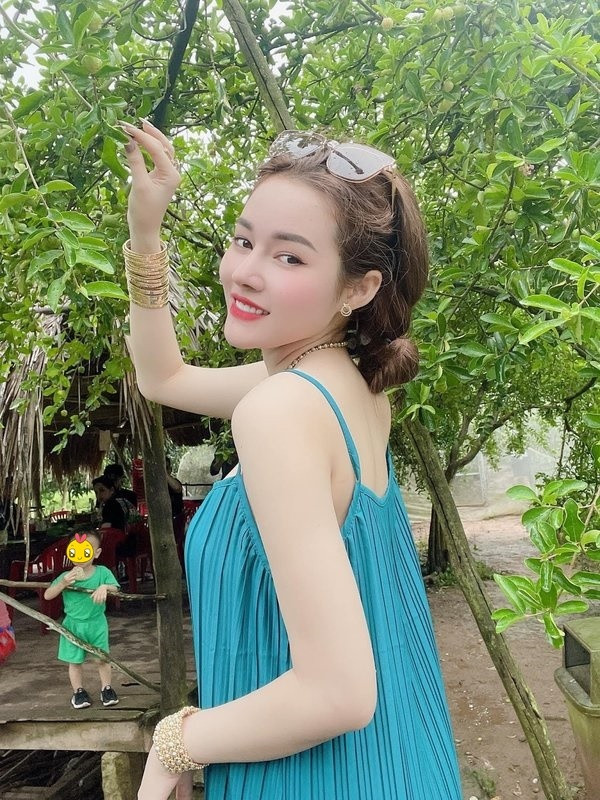 Còn những câu nói trong livestream của hot girl sinh năm 1995 thì được cắt ghép, tạo thành một bản nhạc remix, được nhiều độc giả chia sẻ.