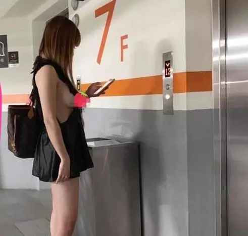 Cô gái trẻ thả rông vòng 1 đứng chờ thang máy từng gây tranh cãi.