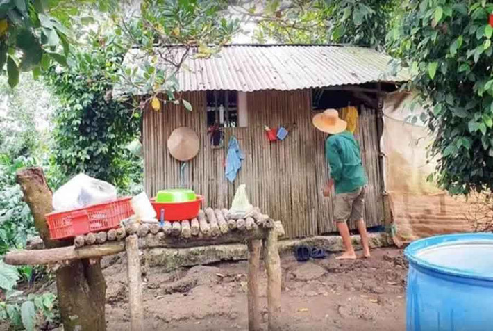 Chỉ sau này khi lượt xem tăng, có thêm thu nhập Sang Vlog mới dám sắm sửa thêm chiếc điện thoại mới để công việc được thuận lợi hơn.