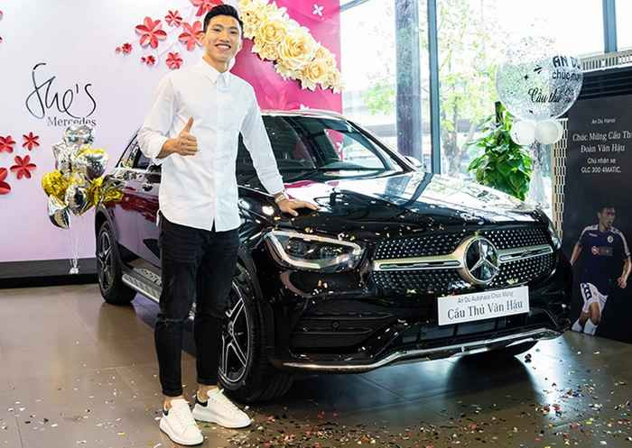 Không chỉ có nhà cửa khang trang, Đoàn Văn Hậu còn gia nhập vào đường đua xế hộp khi vào tháng 10/2020, hậu vệ của đội tuyển Việt Nam đã "tậu" Mercedes-Benz GLC 300 có trị giá khoảng 2,57 tỷ đồng.