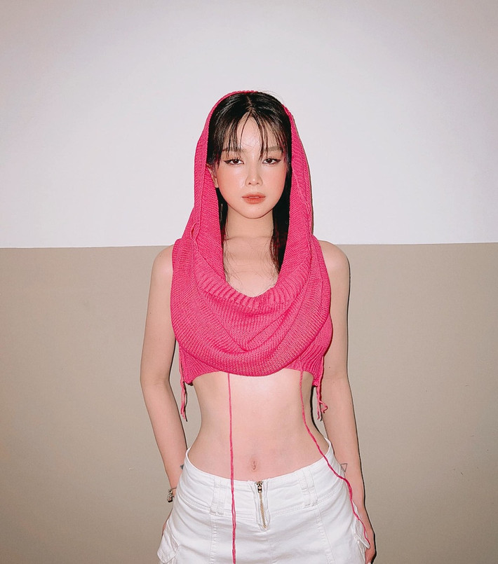Không chỉ thăng hạng về nhan sắc, DJ Mie còn khiến nhiều người ngưỡng mộ vì có mối tình ngọt ngào bên Hồng Thanh. Mỗi khi xuất hiện cùng nhau, cả 2 luôn thu hút đông đảo sự chú ý từ công chúng.