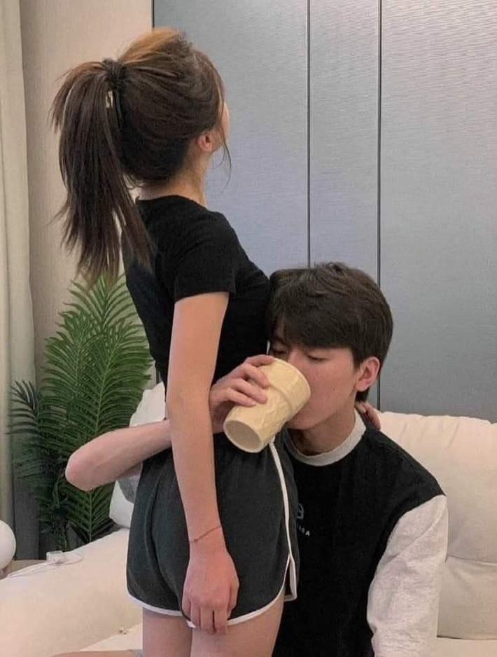 Vì vậy, nếu cô gái nào muốn gây ấn tượng với bạn trai, hãy cố gắng tập bụng một thời gian rồi hẵng thử trào lưu thú vị. Mặc áo phông hoặc nỉ mỏng cũng là một cách "hack" khá hiệu quả.