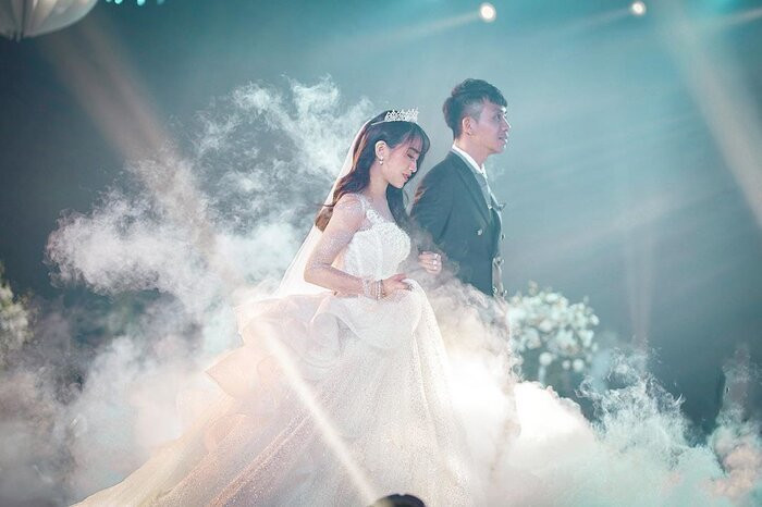 Joyce Phạm từng chia sẻ: "Ba mình thích dì ấy vì một chữ 'hết duyên' với mẹ của mình. Hơn nữa, đây là chuyện của người lớn, mình không tiện xen vào. Người sau này của ba mình có quê mùa như thế nào, đó là chuyện của họ. Các bạn muốn chê hay góp ý thì có thể liên lạc với chính chủ, vì dù sao đó là quyết định của ba mình, không phải của mình. Còn về mối quan hệ của mình và dì, mình xin phép không trả lời".