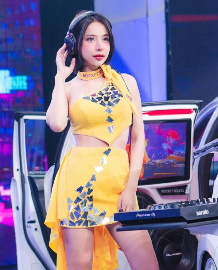 Tất cả những động tác đi đứng mà nữ DJ thể hiện không thể thoát được ống kính máy quay từ những netizen tò mò.