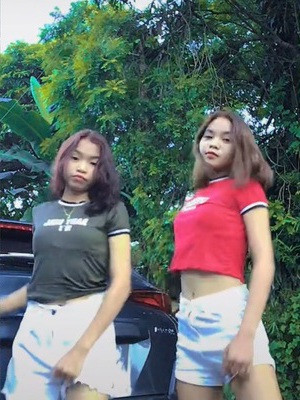 Nổi tiếng với những bài này được thực hiện theo style kinh phí thấp, chẳng cần lung linh mà vẫn vô cùng thu hút, Ponytail Girl giờ đây đã không còn được chú ý như xưa. Song các cô bé vẫn đang thực hiện những đam mê của mình từng ngày, đó là được nhảy.