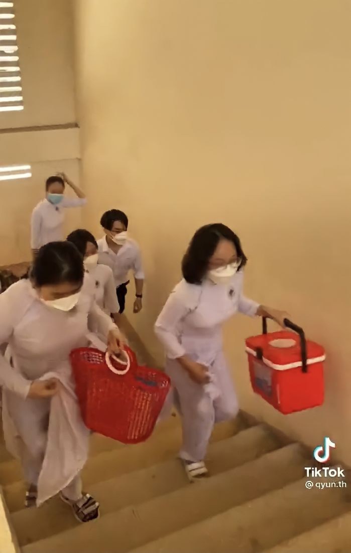 Những hình ảnh vô cùng thú vị liên tục xuất hiện tạo thành một trào lưu độc đáo của các bạn học sinh tại các trường cấp hai, cấp ba đang lan truyền rất nhiều trên nền tảng TikTok.