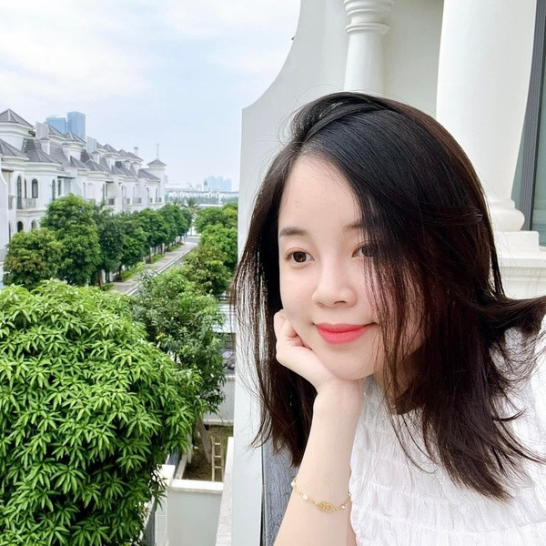 Trong các bức hình, Ly Kute chỉ thường ăn mặc giản dị với áo phông, váy ngắn và mái tóc buộc thấp hoặc để xõa đơn giản. Mặc dù vậy, dân tình vẫn bị ấn tượng với nhan sắc trẻ đẹp của hot mom này.