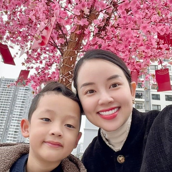 Dù bận rộn với công việc kinh doanh, chăm sóc gia đình lại đã trải qua một lần sinh nở nhưng gương mặt rạng rỡ, xinh đẹp và vóc người nhỏ nhắn, thon gọn của Ly Kute khiến ngay cả những cô gái trẻ cũng phải ghen tị.