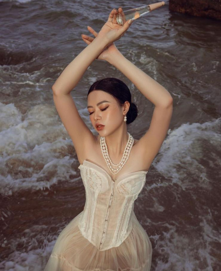 Bên cạnh tập luyện, Phương Ly còn dành nhiều thời gian cho việc chăm sóc da.