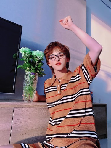 Trần Đức Bo thậm chí không giải thích thêm về bức ảnh mà chỉ đính kèm bởi một số dấu chấm hỏi và icon. Tiếp tục, anh đăng tải hình ảnh lên story cùng dòng trạng thái: “Gu con gái tui thích nè, haha. Cao, trắng, hiền, người miền Tây, đã vậy còn thơm nữa chứ”.