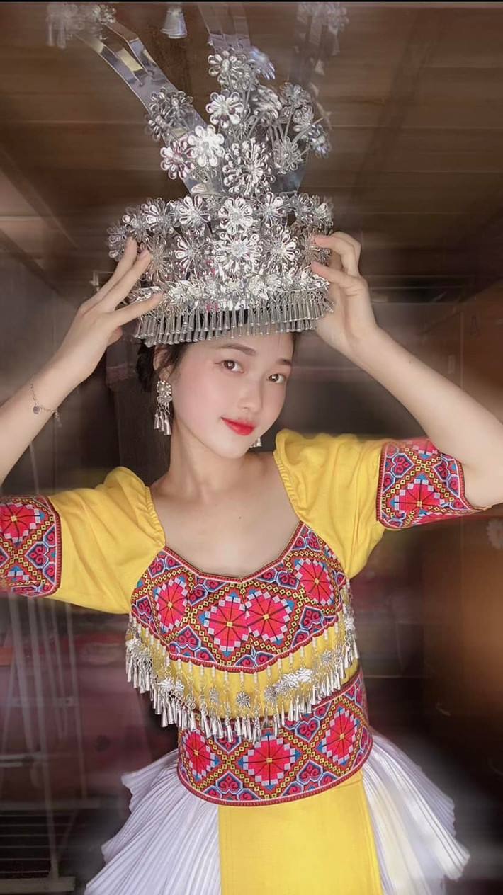 Theo khoảnh khắc được ghi lại, dường như cô gái hoàn toàn không biết mình đang được ghi hình nên ăn uống khá thoải mái, thỉnh thoảng lại mỉm cười, nói chuyện vô tư với mọi người xung quanh.