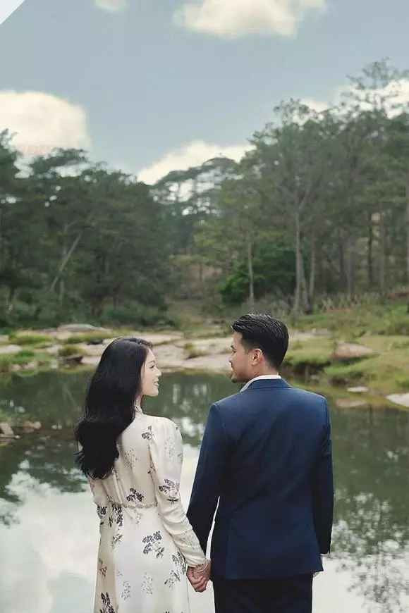 Dù là ảnh chụp xa nhưng nhiều người nhận thấy Linh Rin và bạn trai tỷ phú đang rất hạnh phúc, tận hưởng cuộc sống như các cặp vợ chồng son.