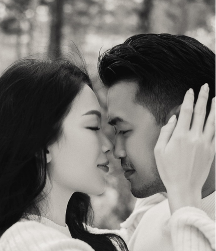 Trước đó, Phillip Nguyễn công khai xác nhận sắp cưới Linh Rin làm vợ. Chàng thiếu gia khẳng định bạn gái là "đối tượng kết hôn" mà anh tìm kiếm suốt 10 năm.