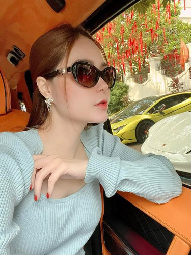 Cụ thể, nữ đại gia quận 7 viết: "Đầu năm đi nhận 2 căn hộ xong sang tay bán liền luôn. Con út mua chứ ai. Mà trộm vía mau lẹ lắm nha".