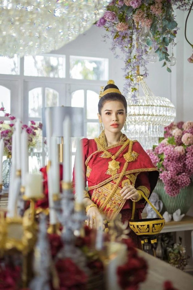 Có một giai đoạn, Lao Premier League, hay còn gọi là Giải Ngoại Hạng Lào, rơi vào tình cảnh khó khăn vì sự thoái lui của các nhà đầu tư, bao gồm những doanh nghiệp lớn của Việt Nam. Không ít đội bóng biến mất, sự cạnh tranh suy giảm và vấn nạn dàn xếp tỷ số bùng phát. Đó là lúc Pijika xuất hiện.