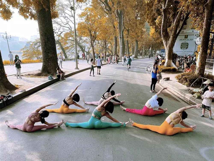 Ở phần bình luận bài đăng, trong khi một số khâm phục về tinh thần làm đẹp của họ, số khác lại chỉ trích, cho rằng diện trang phục như vậy rồi ngồi dưới lòng đường là không nên, dù xung quanh khu vực hồ Gươm trở thành phố đi bộ dịp cuối tuần.