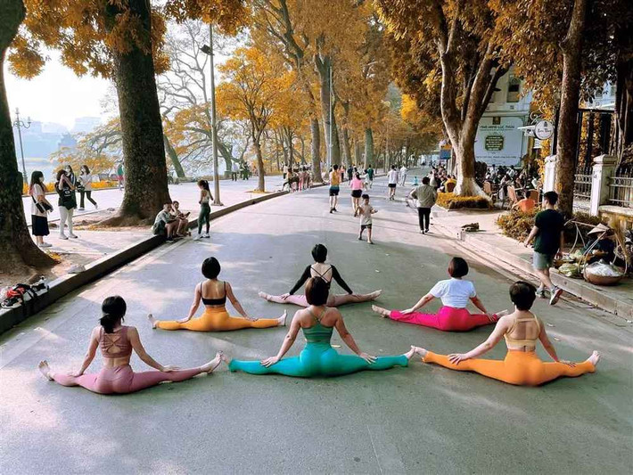 "Hội chị em cùng nhau khỏe đẹp, dần dần nhìn giống nhau thật ý", chủ nhân loạt ảnh và cũng là một thành viên nhóm tập cho hay.